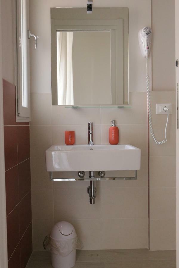 Soleluna Fiera 6 Rooms 볼로냐 외부 사진