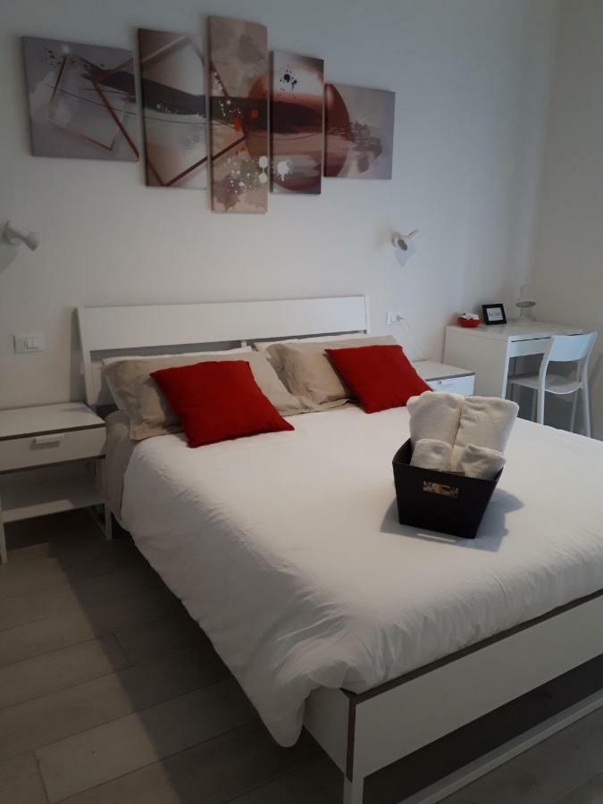 Soleluna Fiera 6 Rooms 볼로냐 외부 사진